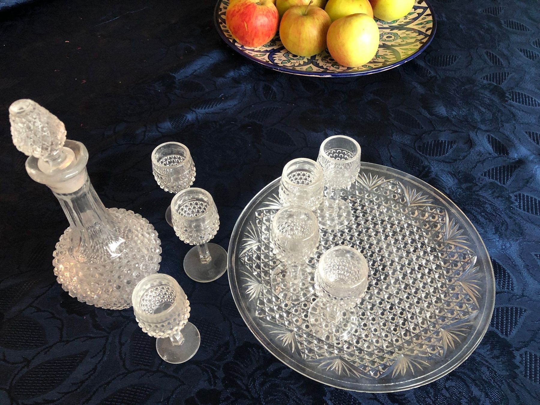 Caraffe: Wunderschöner Glas-Likör-Service auf Teller – Usato da Eschenz venduto da glaro14 3