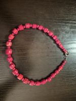 Rote Halskette