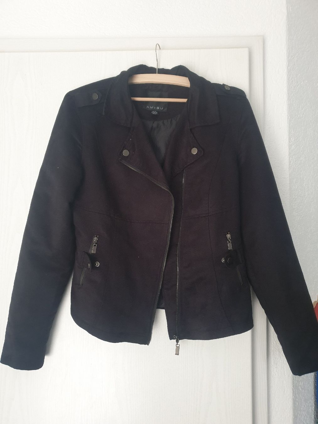 Giacche: Schwarze Jacke von AMISU – Usato da Winterthur venduto da ets_yvn2