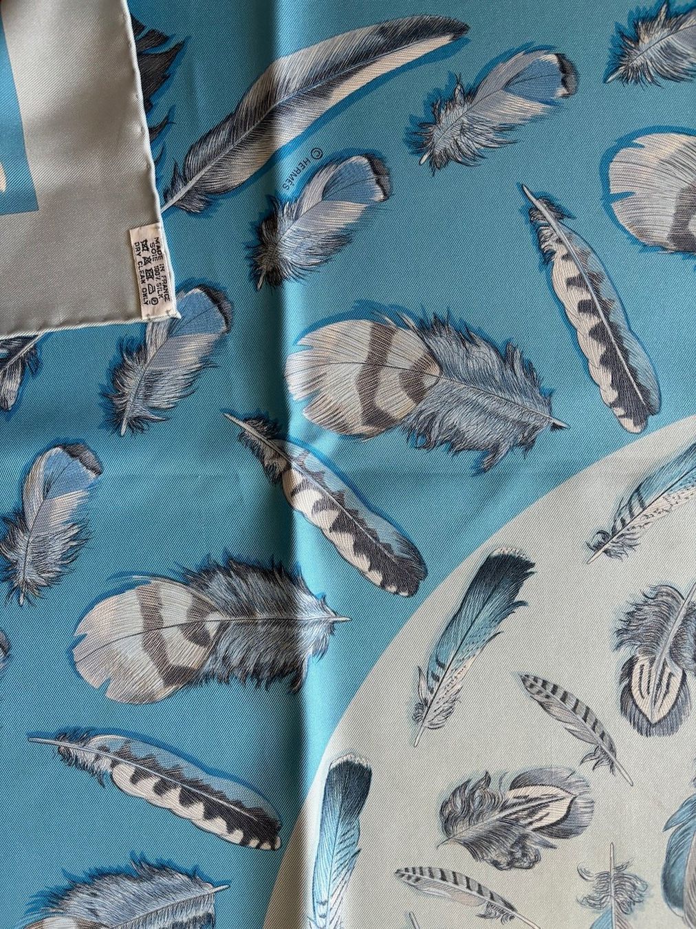 Hermès Foulard & Sciarpe: HERMES Foulard "PLUMES II" – Nuovo (secondo la descrizione) da Zürich venduto da Libraco 4
