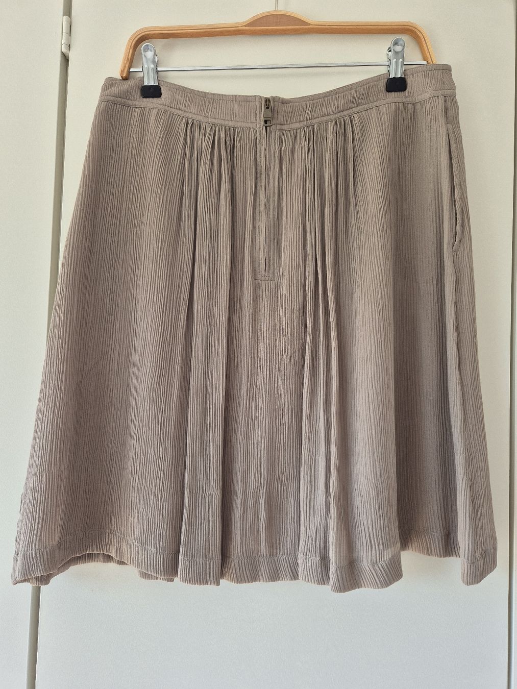 Burberry Gonne: Burberry Seidenrock Gr. 40, taupe – Usato da Meggen venduto da topas041 1