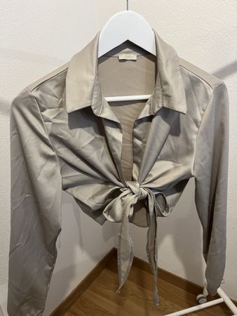 Silky beige crop top, perfect for summer evenings!