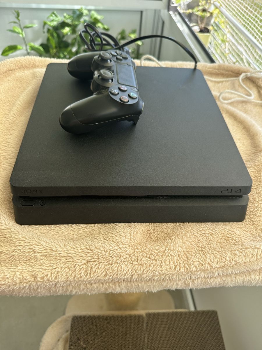 Sony Consoles: Sony PlayStation 4 Slim Konsole mit Controller gebraucht – D'occasion à Fällanden par Grend22