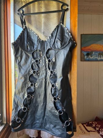 Robe en cuir noire lacets et clous taille M
