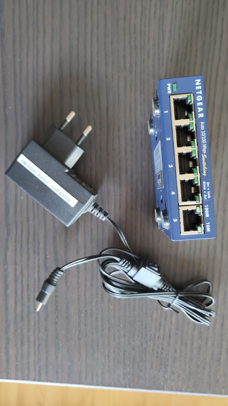 Netgear Hub & Switch: Netgear FS105 Fast Ethernet Switch 5-Port mit Netzteil – Usato da Birmensdorf ZH venduto da crabalocker67 1