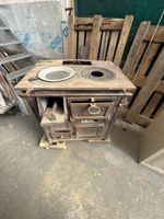 Antiker Holzherd aus Gusseisen reparaturbedürftiger Zustand