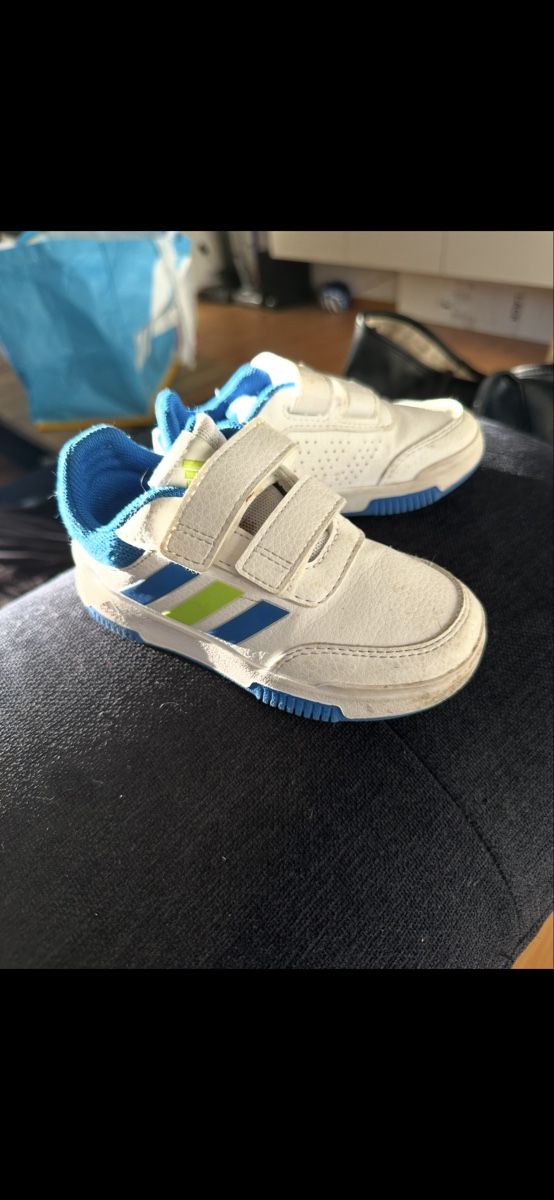 Adidas Chaussures garçon: Adidas Kinderschuhe – D'occasion à Winterthur par vak_yhf2