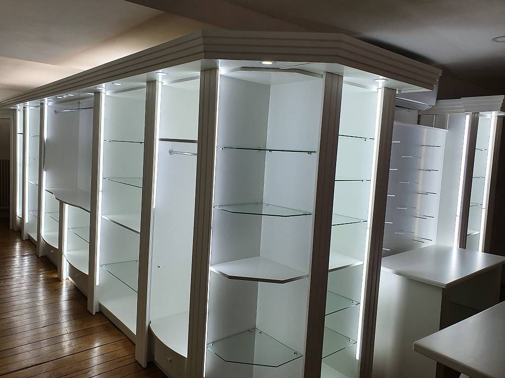 Scaffali: ELEGANTE ARREDAMENTO PER NEGOZIO – Usato da Sementina venduto da cescacachi