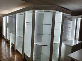 ELEGANTE ARREDAMENTO PER NEGOZIO