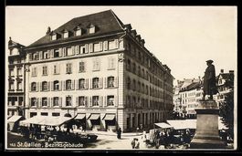 AK St. Gallen, Ortspartie vor dem Bezirksgebäude mit Statue