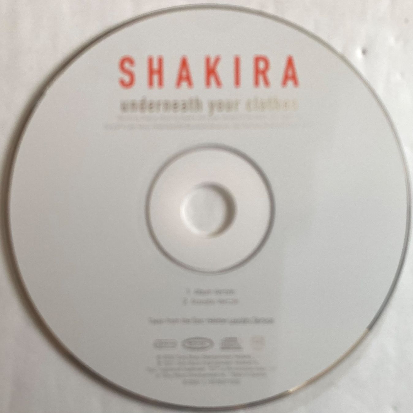 CDs: SHAKIRA - UNDERNEATH YOUR CLOTHES – D'occasion à Poliez-Pittet par Newtown-Records 2