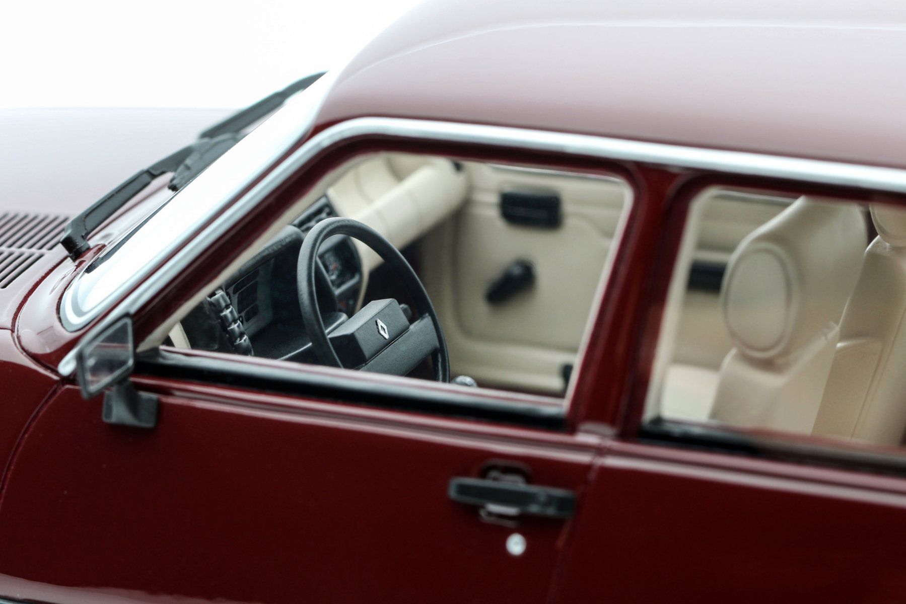 Renault Modellini d'auto: OTTOMOBILE RENAULT 5 GTL 5P.  cod. OT1059 bordeaux – Nuovo e nell'imballaggio originale da Splügen venduto da alexrj 2