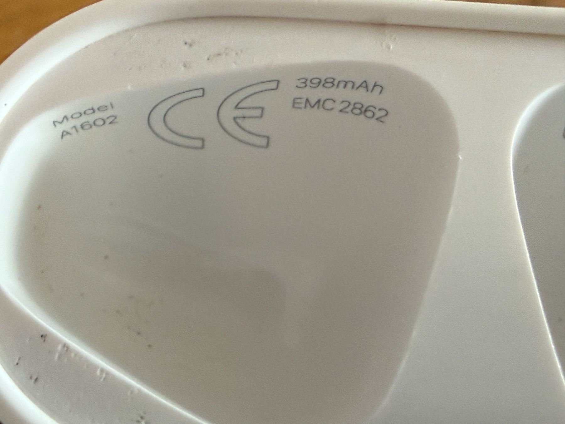 Apple Cuffie: APPLE AirPods 2 Charging Case – Usato da Lausanne venduto da Nine1982 3