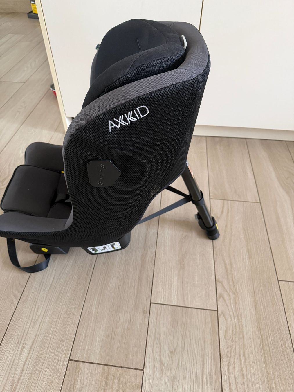 Seggiolini per auto: AXKID - Minikid 4 Pro - Black – Usato da Luzern venduto da aezha 1