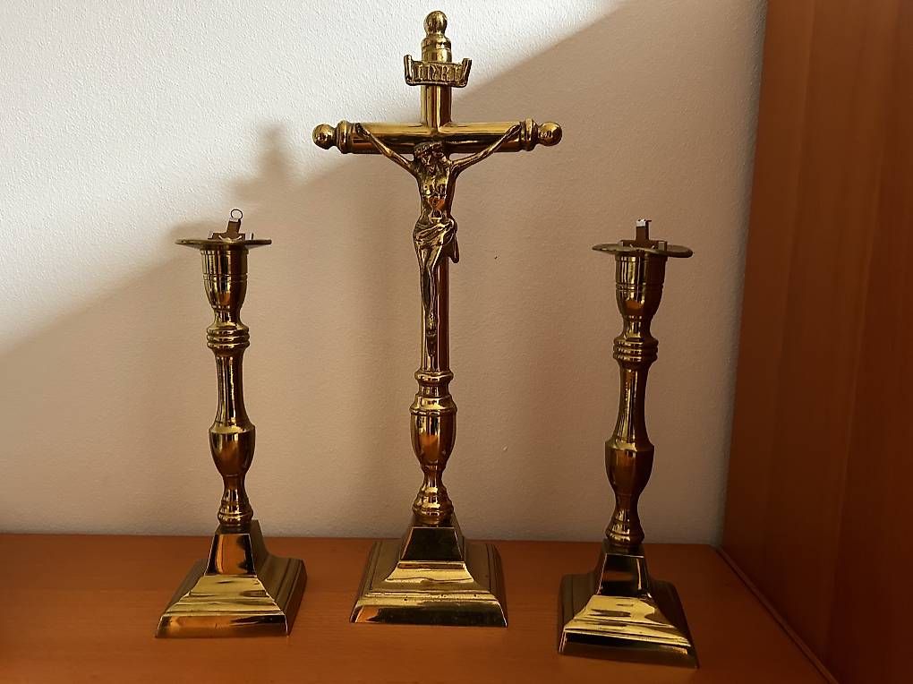 Portacandele: Crucifix avec 2 chandeliers – Usato da Bogis-Bossey venduto da jhenckaerts