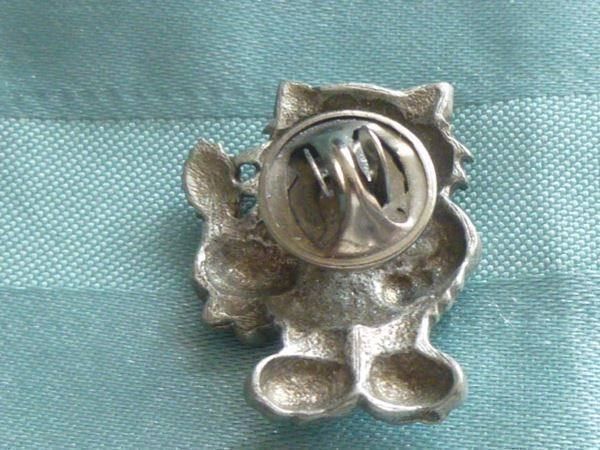 Broschen & Nadeln: Kasimir Büsi mit Thunfischdose Pin – Gebraucht aus Hinwil von Glasperlen 1