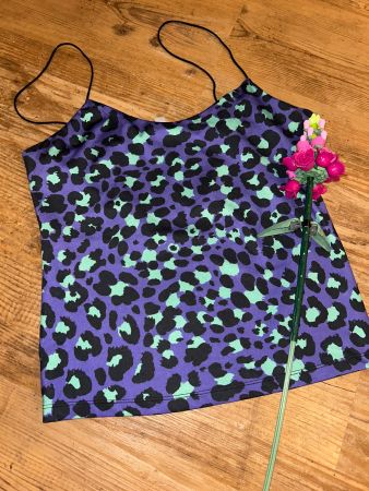 Blau-violettes Top im Leomuster YesOrNo S