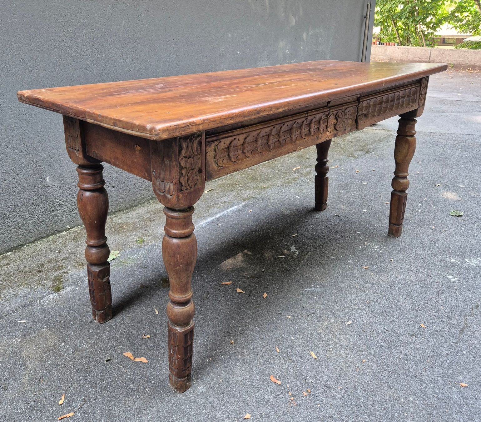 Tische: Nussbaumtisch von 1713 – Gebraucht aus Luzern von Louis-XVI