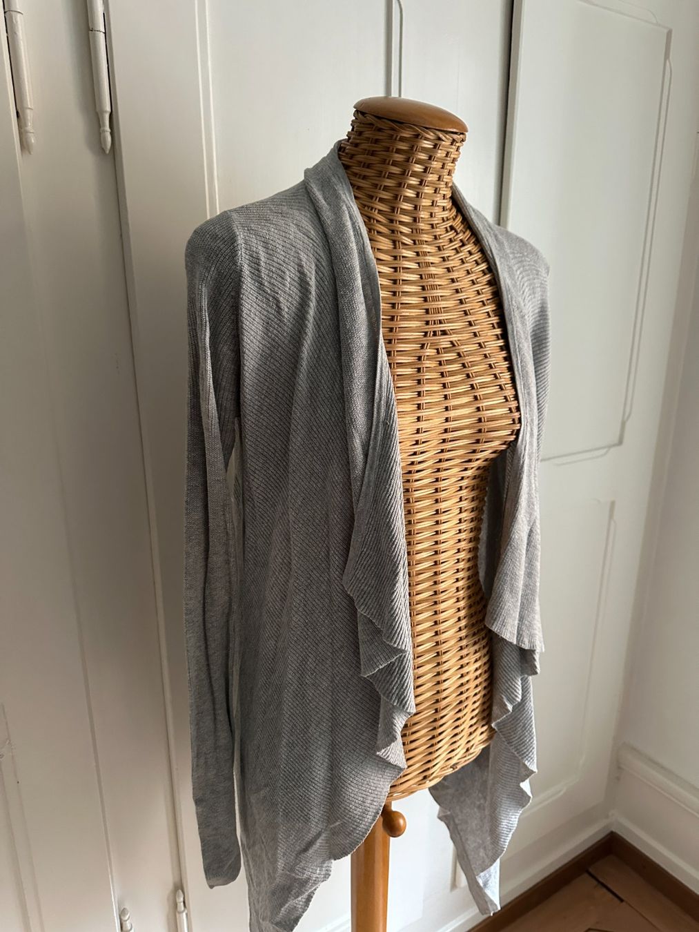 Vestes: REVIEW - Strickjacke hellgrau XS – D'occasion à Zürich par Diazaio 1