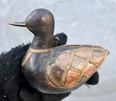 Vintage hand made hölzerne Ente mit Kupfer und Messing