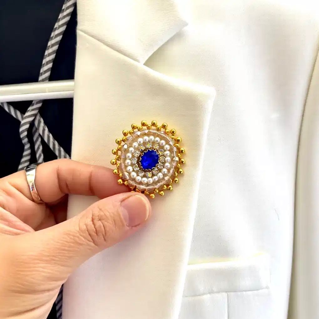 Spille & Fermagli: Luxuriös Blauer Saphir Royal Brosche - Handgemachte Brosche – Nuovo e nell'imballaggio originale da Vals venduto da ABA-Atelier 8