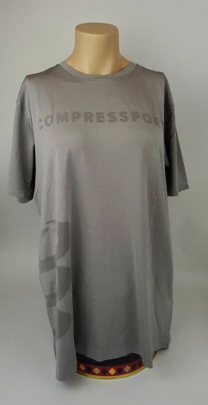 Compressport T-shirt: COMPRESSPORT Logo SS T-Shirt M – Nuovo (secondo la descrizione) da Liebefeld venduto da Restwert_Liebefeld