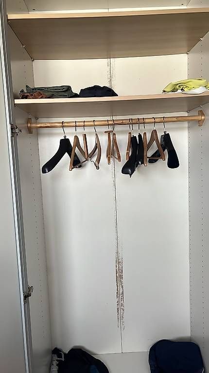 Armadi: 3-türiger Ikea Schrank  – Usato da Knonau venduto da cla_d8jd
