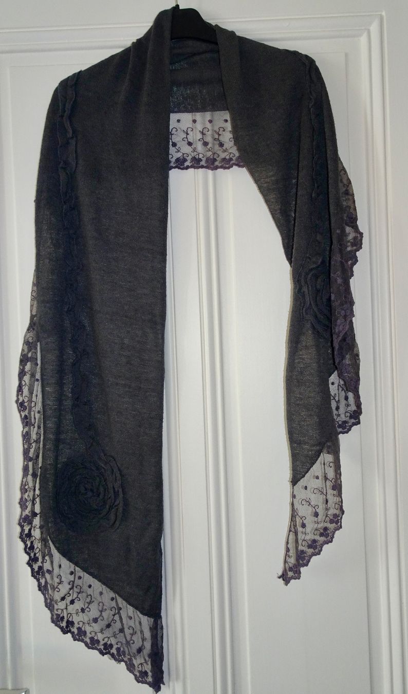 Foulard & Sciarpe: Echarpe grise dentelle et fleurs – Usato da Châtelaine venduto da Gio54321 1