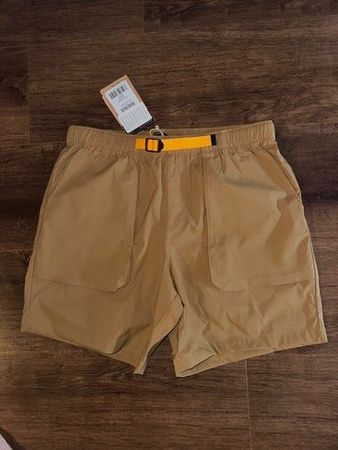 New The North Face shorts - L