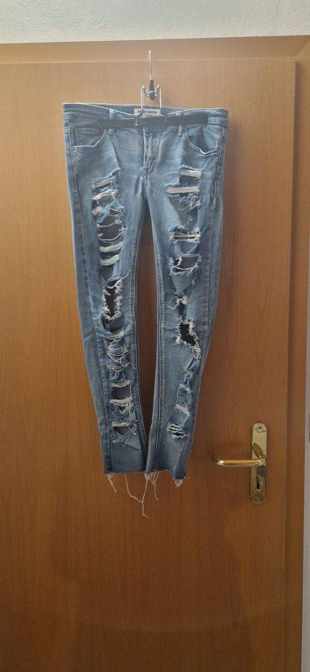 Hosen: Stretch Jeans mit Löchern – Gebraucht aus Bubendorf von ang_b829