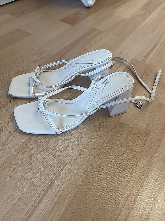 Scarpe da donna: Sandali bianchi, nr37 – Usato da Lugano venduto da ari_2v6v