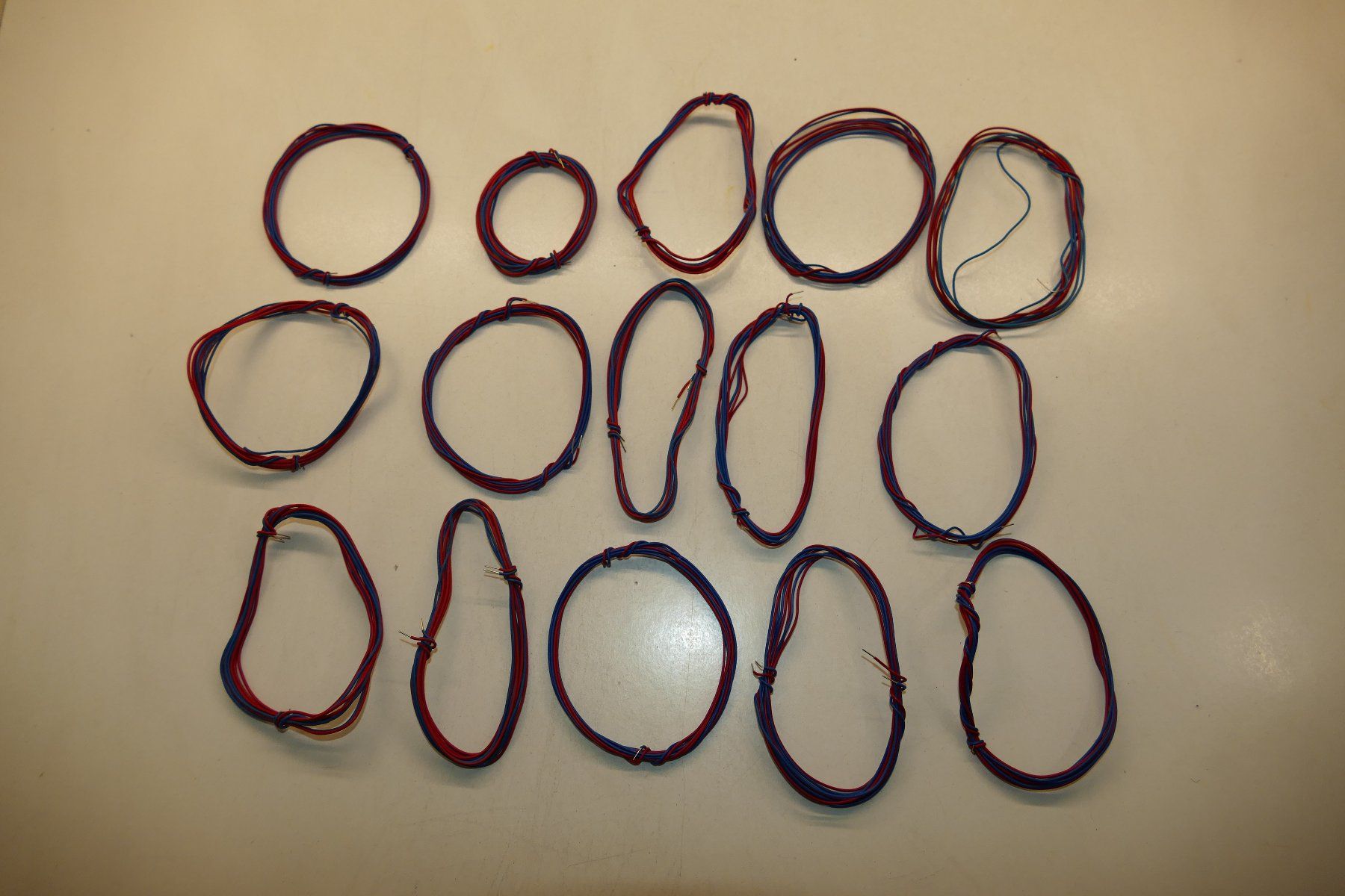 Modellini di ferrovie: 30xKabel blau/rot – Nuovo (secondo la descrizione) da Niederhasli venduto da rail-duerst