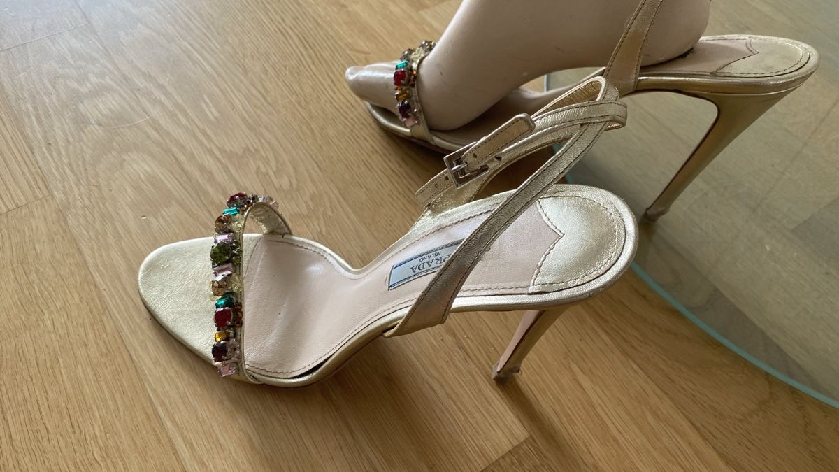 Prada Damenschuhe: PRADA SANDALS GOLD RHINESTONES SPRING SOMMER – Gebraucht aus Walchwil von Finibaci 2