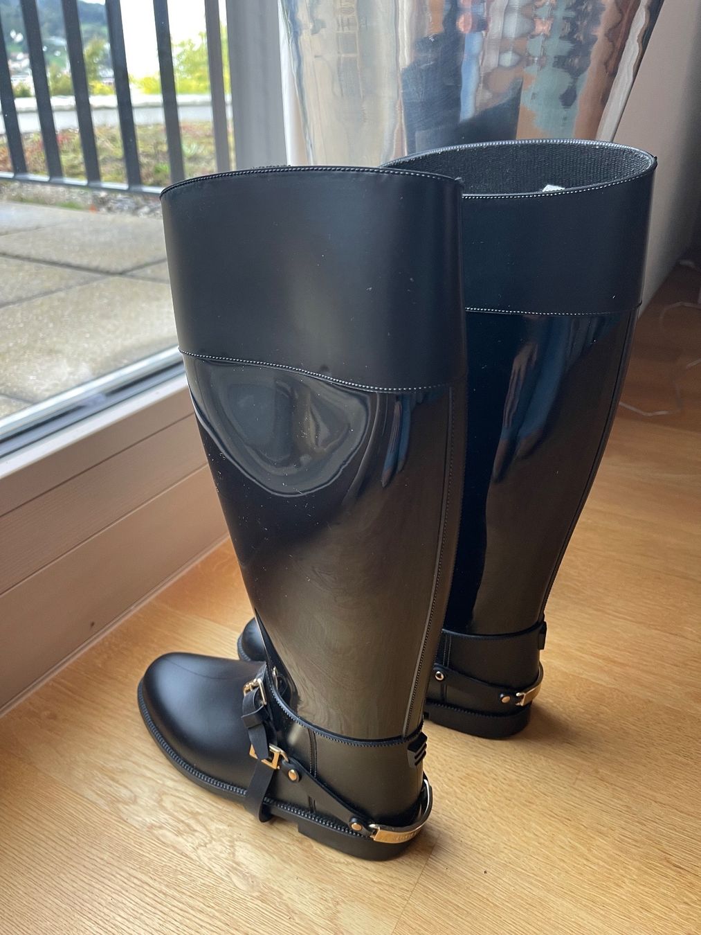 Jimmy Choo Scarpe da donna: Jimmy Choo Regenstiefel - 38 Schwarz – Nuovo (secondo la descrizione) da Küssnacht am Rigi venduto da TheMarket55 3
