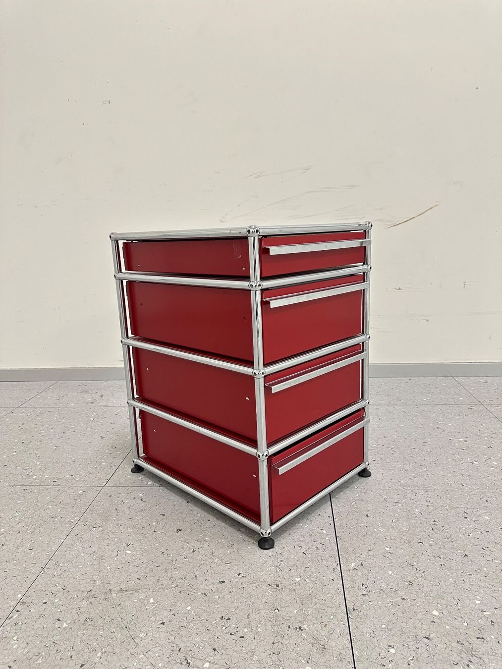 USM Banconi: USM Haller Korpus Rubinrot – Usato da Grenchen venduto da Design-Outlet 1