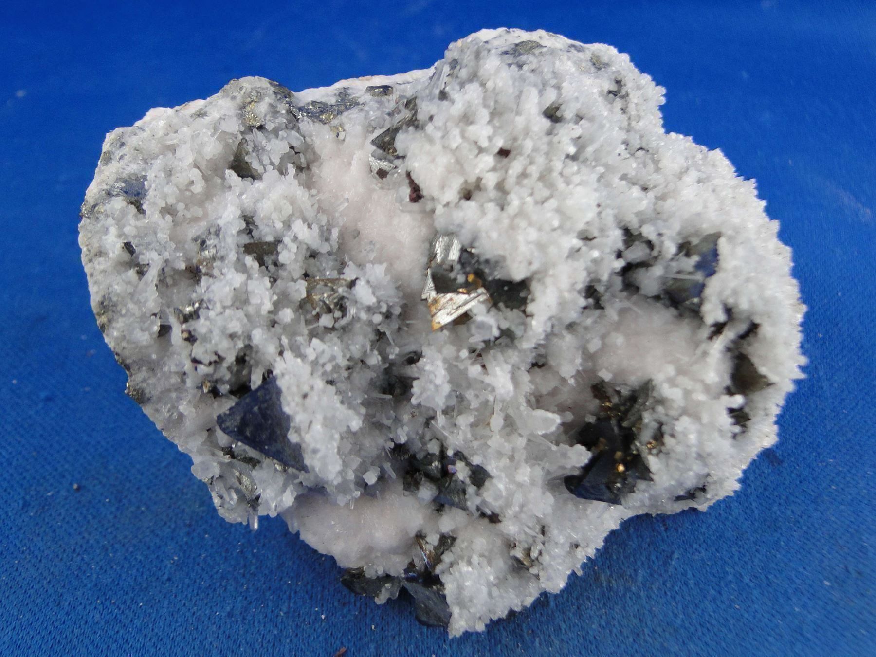 Minerali & Pietre curative: Tetrahedrit auf Bergkristall – Usato da Schinznach Bad venduto da Demerald 5