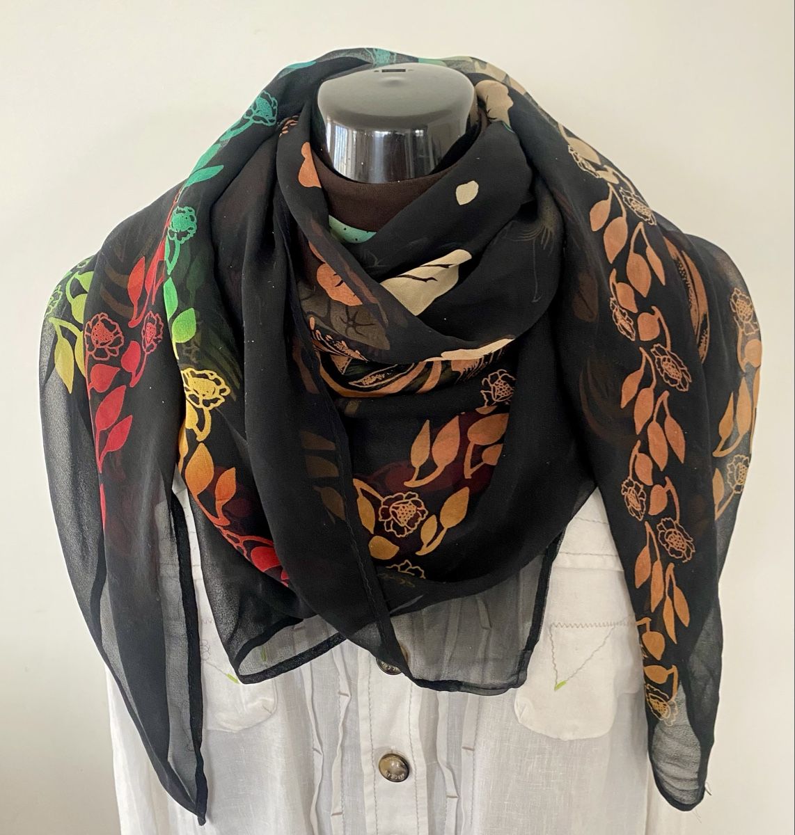 Foulards, Tücher & Schals: Luftig-leichter Seidenschal mit Regenbogen-Blumenmuster – Gebraucht aus Jona von Flamingoo 3