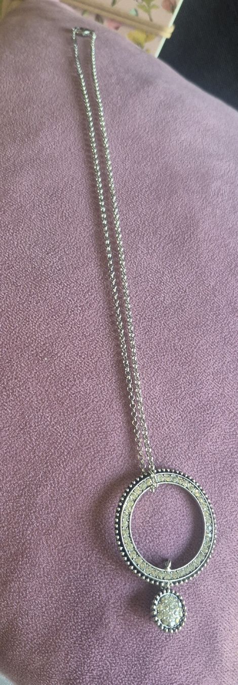 Catenine: Collana cerchio con strass e pendente metallo argentato – Usato da Giubiasco venduto da Stefaniav 2