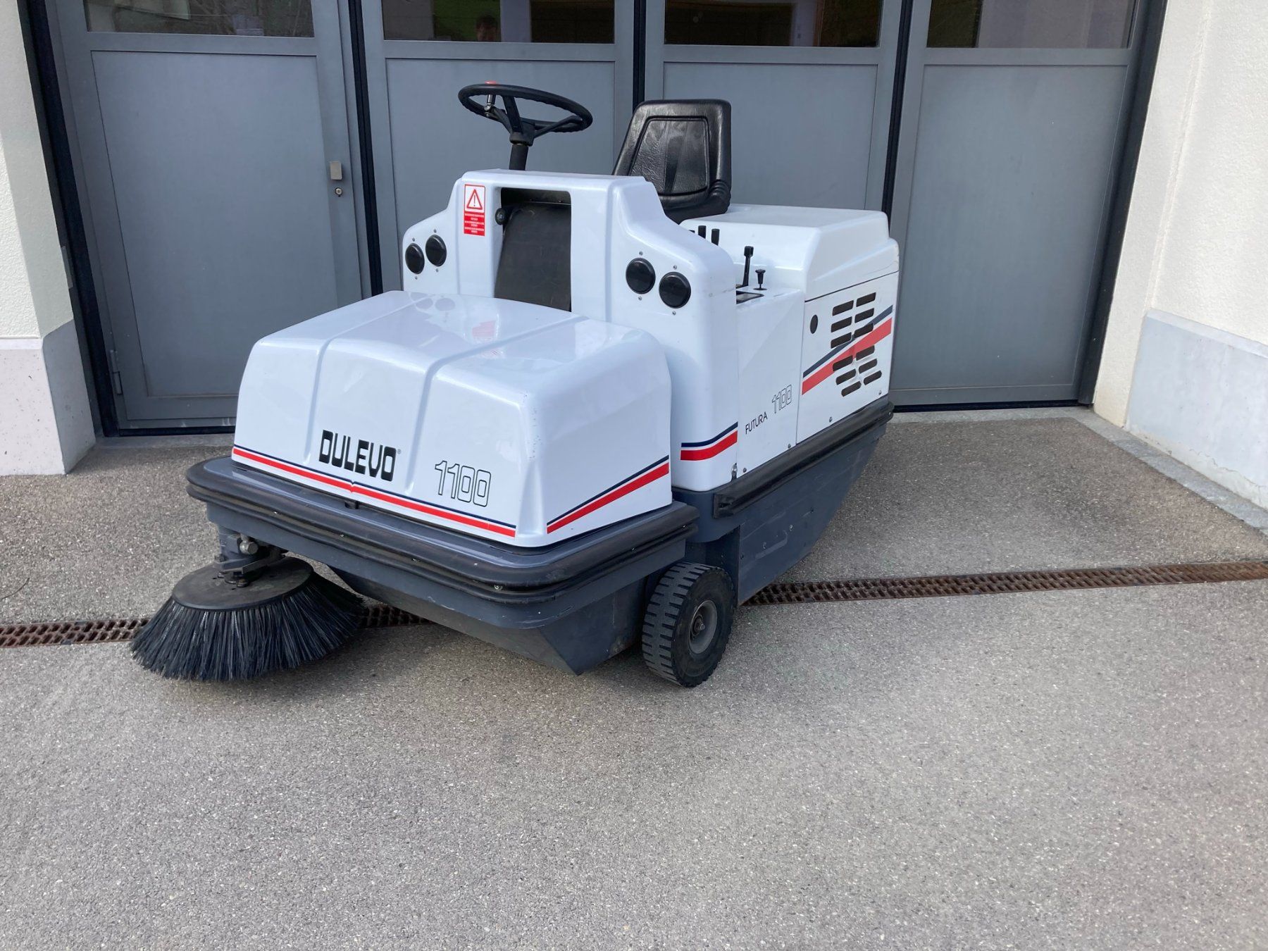 Tutte le macchine: Kehrsaugmaschine Dulevo 1100 – Usato da Gundetswil venduto da volg09