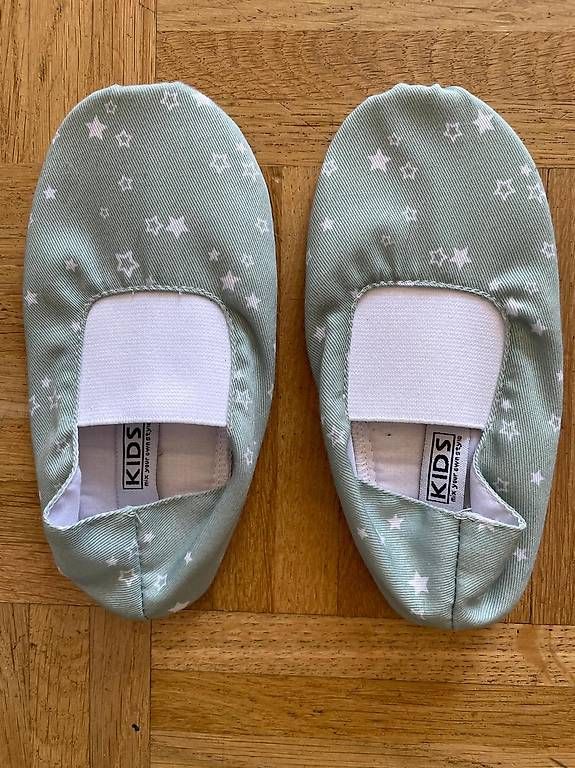 Scarpe per ragazzi: Turnschläppli Kids Grösse 28 – Usato da nidau venduto da sanyu80