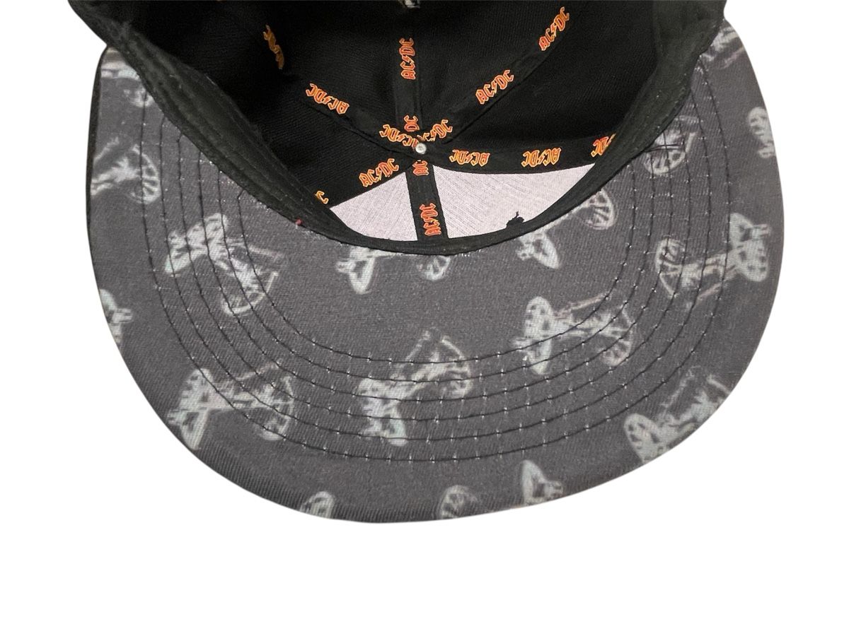 Copricapi, berretti & cappellini: Gesticktes AC/DC Snapback Cap, Schwarz, One Size - Offiziell – Usato da Luzern venduto da woti-shop 8