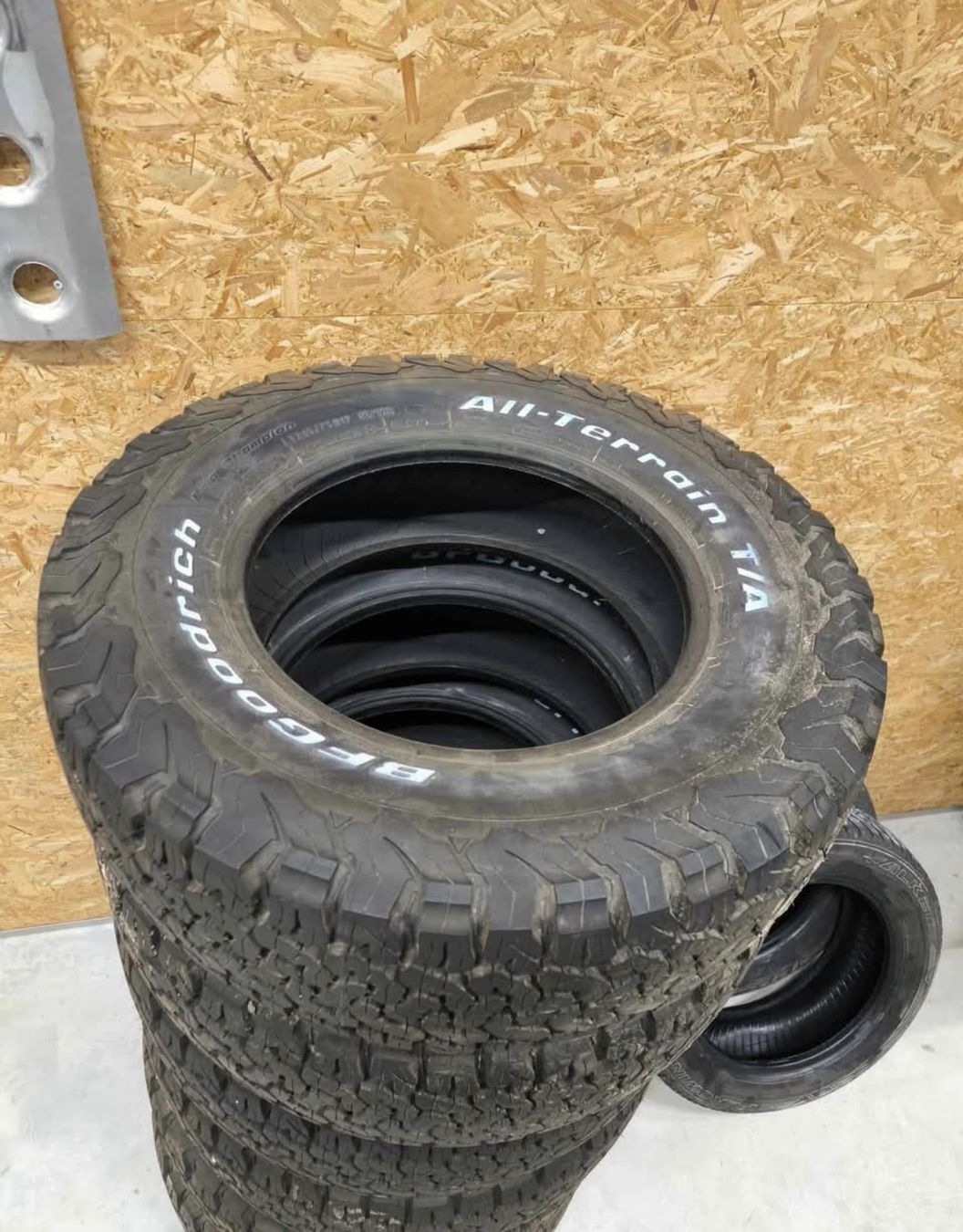Altro in Scrittura & Disegno: BF Goodrich All Terrain KO2 245/75 R17 – Nuovo (secondo la descrizione) da Delémont venduto da dva_6llq