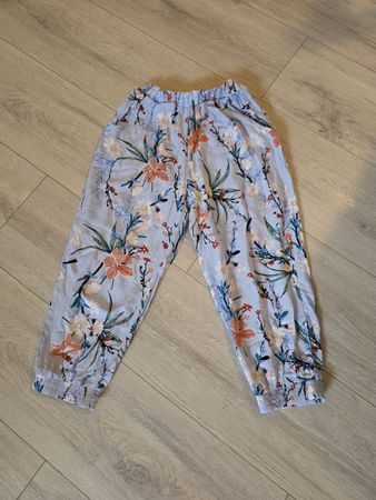 Mädchen Hose Blumenmuster Grösse 140 guter Zustand