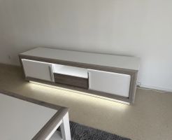 Modernes TV-Lowboard mit LED-Beleuchtung