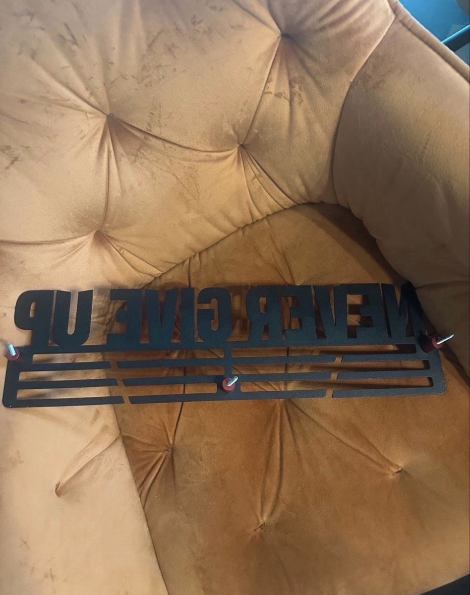 Toutes les décorations: Never Give Up Medaillenaufhänger – D'occasion à Balgach par ren_xy57 2