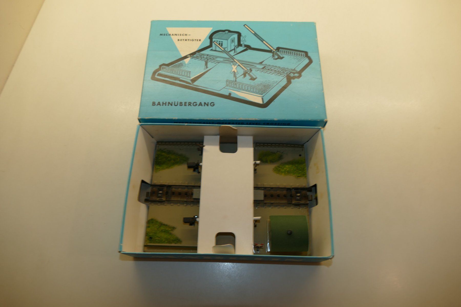Märklin Modellini di ferrovie: Märklin H0: Mechanischer Bahnübergang – Usato da Niederhasli venduto da rail-duerst