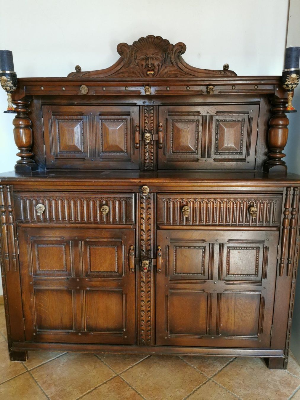Cassettiere: Commode ancienne avec crânes – Usato da Pailly venduto da jme99