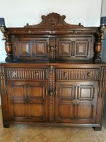 Commode ancienne avec crânes