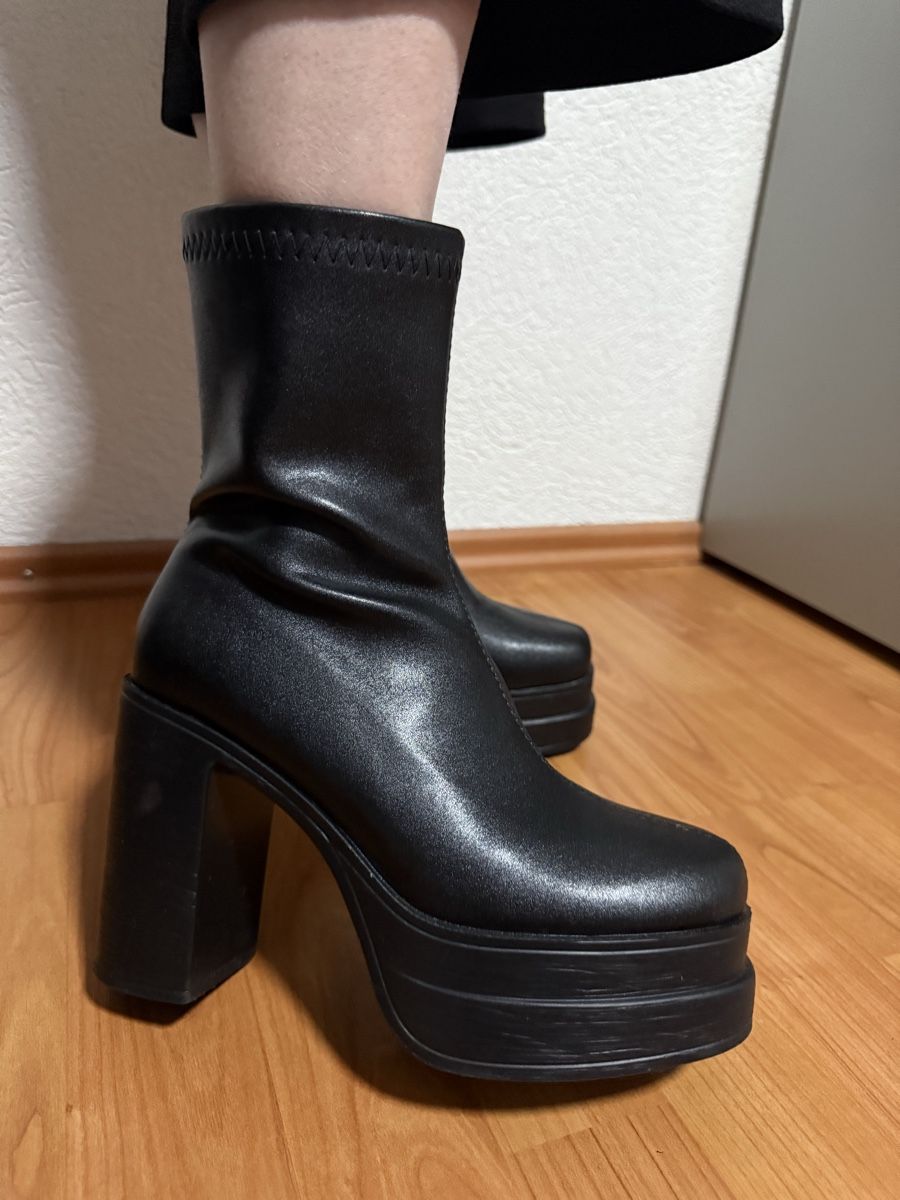 Scarpe da donna: Schwarze Plateau Stiefel, Grösse 38 – Usato da Zug venduto da Kiki99 1