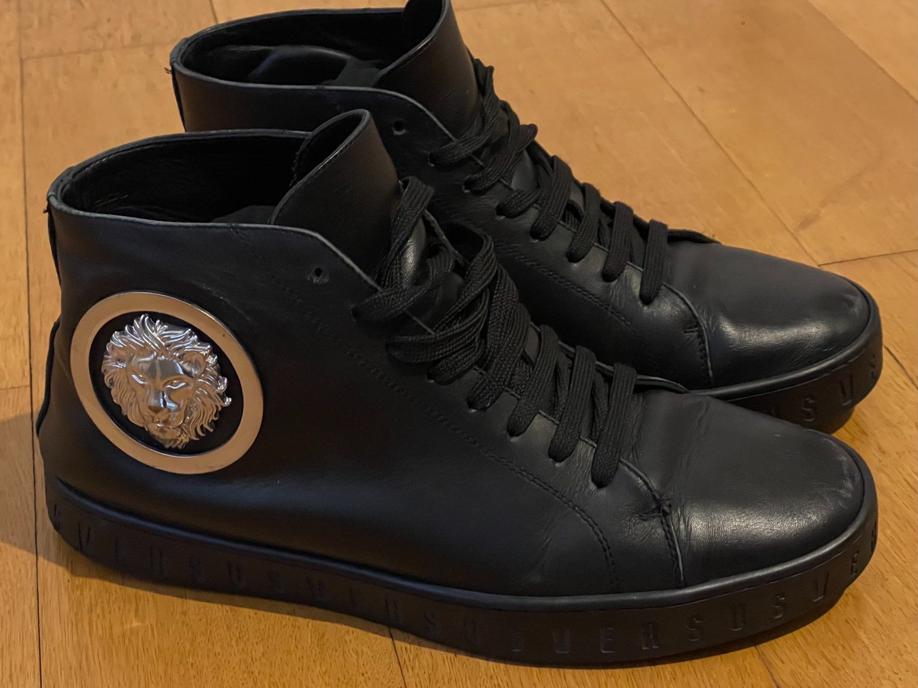 Versace Scarpe da uomo: Versace Versus Sneaker Schwarz Leder (43) – Usato da Laufenburg venduto da mar_d5b9 3